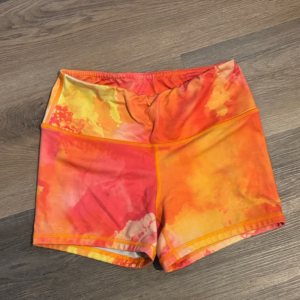 Vibrant Orange and Red 3.5” rise Fleo shorts sz S